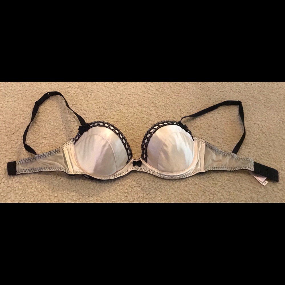 Victoria’s Secret sexy lace bra 34B